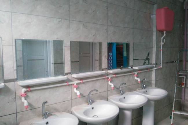 Salihli’de bir ilki daha yaptık.Okulumuzun tuvaletlerine yüzde seksen tasarruf sağlayan otomatik sıvı sabun sistemini kurduk öğrencilerimize hayırlı olsun...