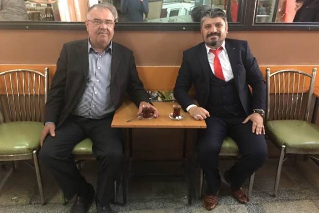 Durasıllıda yaptığı büyük hizmetlerle tanınan Ak Parti Durasıllı Belediye Başkanıyken efsane başkan diye bilinen Mehmet Uygun abimle tatlı bir sohbet ortamı yakaladık....