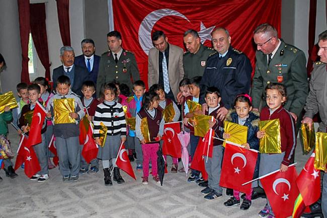 Salihli Jandarma Kabazlı'da öğrencilerle buluştu
